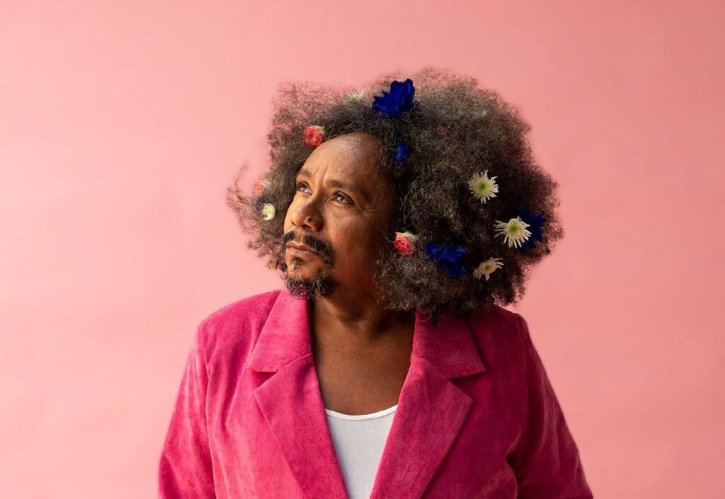 Chico César faz show gratuito nesta sexta no Claro Verão Rio. Chico César em fundo rosa.