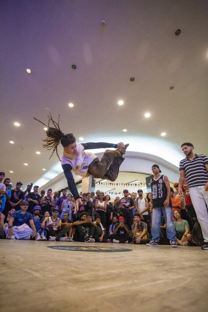 Circuito Quebrada Viva. Um jovem em dança break.