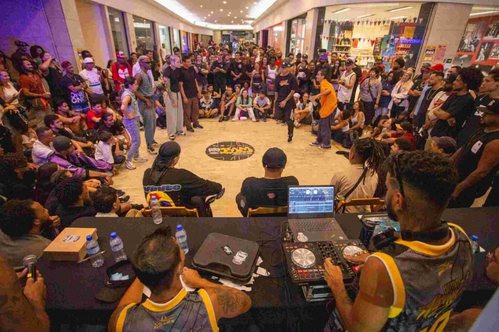 Imagem de jovens em um picadeiro. Circuito Quebrada Viva
